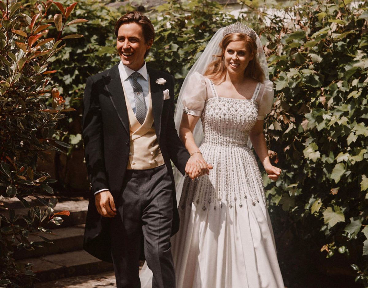 Prinsesse Beatrice og Edoardo Mapelli Mozzi ses her umiddelbart efter deres bryllup. KLIK VIDERE OG SE DE SKØNNE BILLEDER. Foto: Benjamin Wheeler/Pool/Scanpix