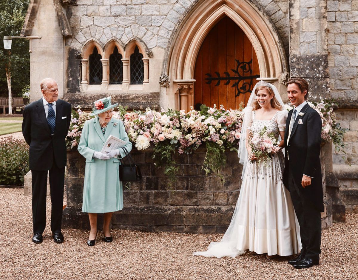Dronning Elizabeth var selvfølgelig til brylluppet med sin mand, men prins Andrew er ingen steder at se på de officielle billeder. Foto: Benjamin Wheeler/Pool/Scanpix