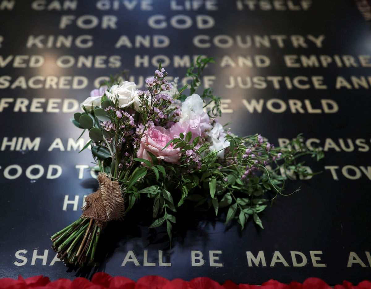 Brudebuketten er traditionen tro lagt på den ukendte soldats grav i Westminster Abbey i London. Foto: Yui Mok/Pool/Scanpix