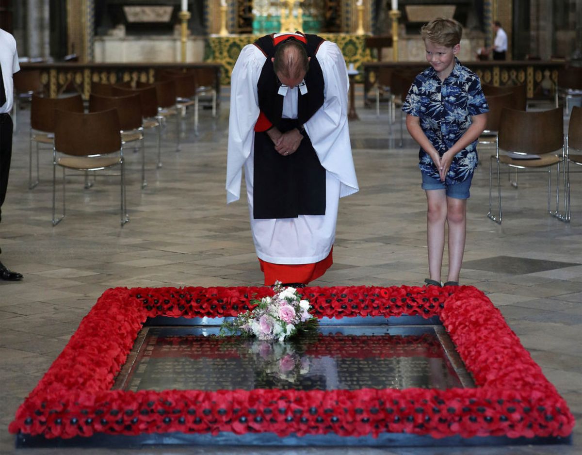Brudebuketten er traditionen tro lagt på den ukendte soldats grav i Westminster Abbey i London. Foto: Yui Mok/Pool/Scanpix