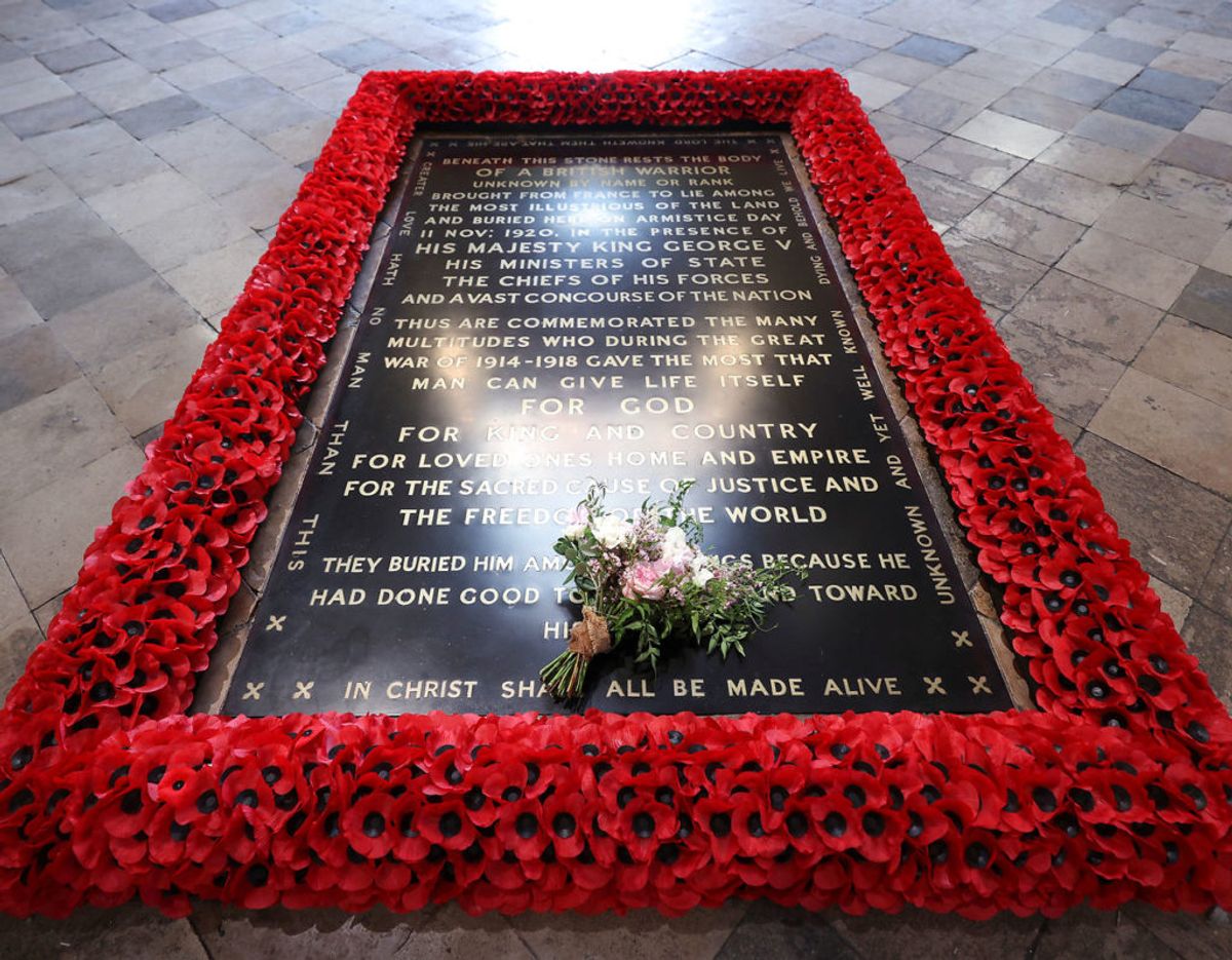 Brudebuketten er traditionen tro lagt på den ukendte soldats grav i Westminster Abbey i London. Foto: Yui Mok/Pool/Scanpix