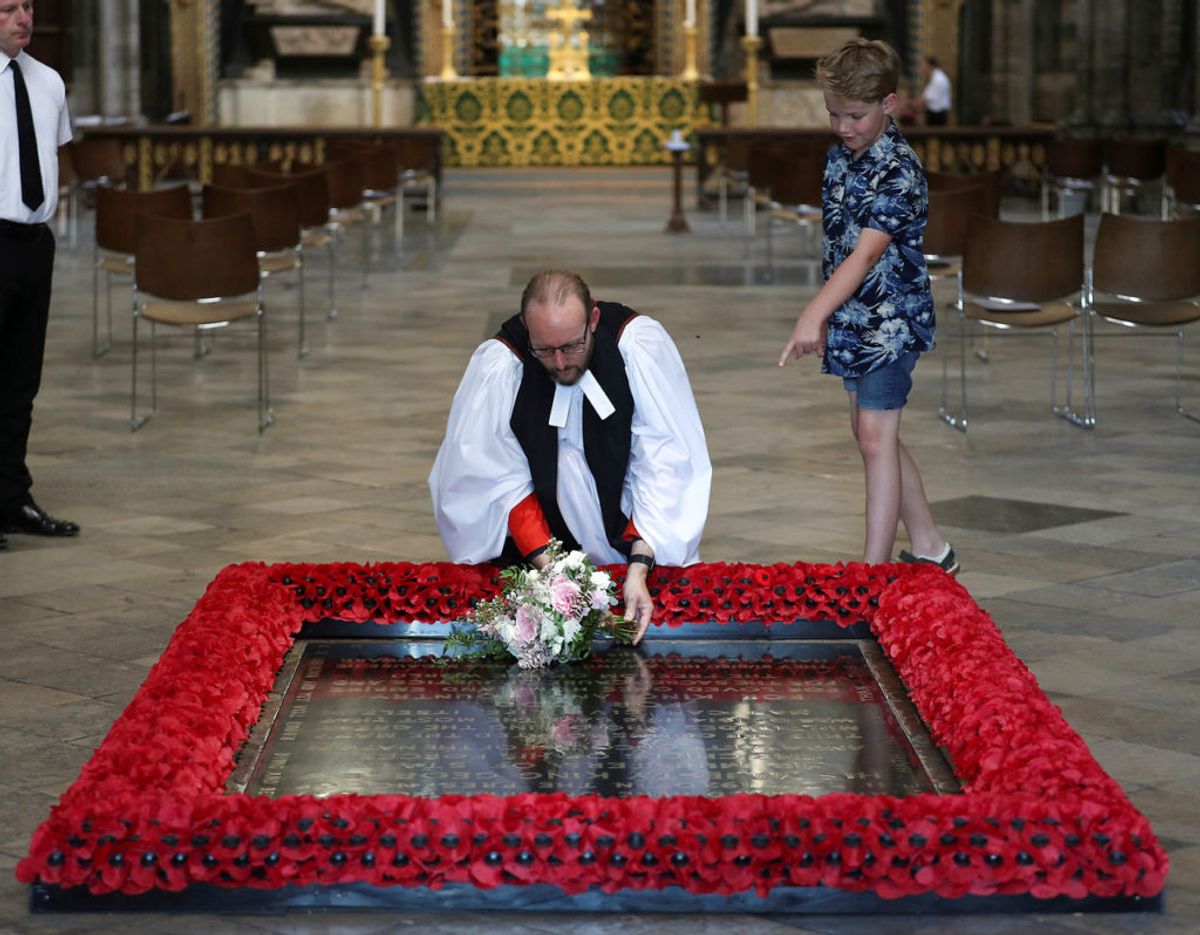 Brudebuketten er traditionen tro lagt på den ukendte soldats grav i Westminster Abbey i London. Foto: Yui Mok/Pool/Scanpix
