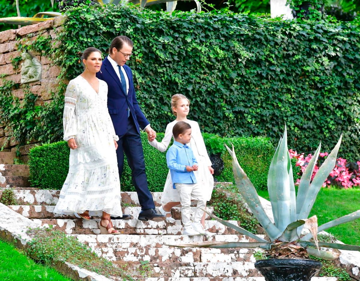 BORGHOLM 20200714 Kronprinsessan Victoria, prins Daniel, prinsessan Estelle och prins Oscar i Kronprinsesse-familien på vej til portrætfoto på plænen foran Solliden. Klik videre i galleriet for flere billeder. Foto: Scanpix/Jonas Ekströmer / TT