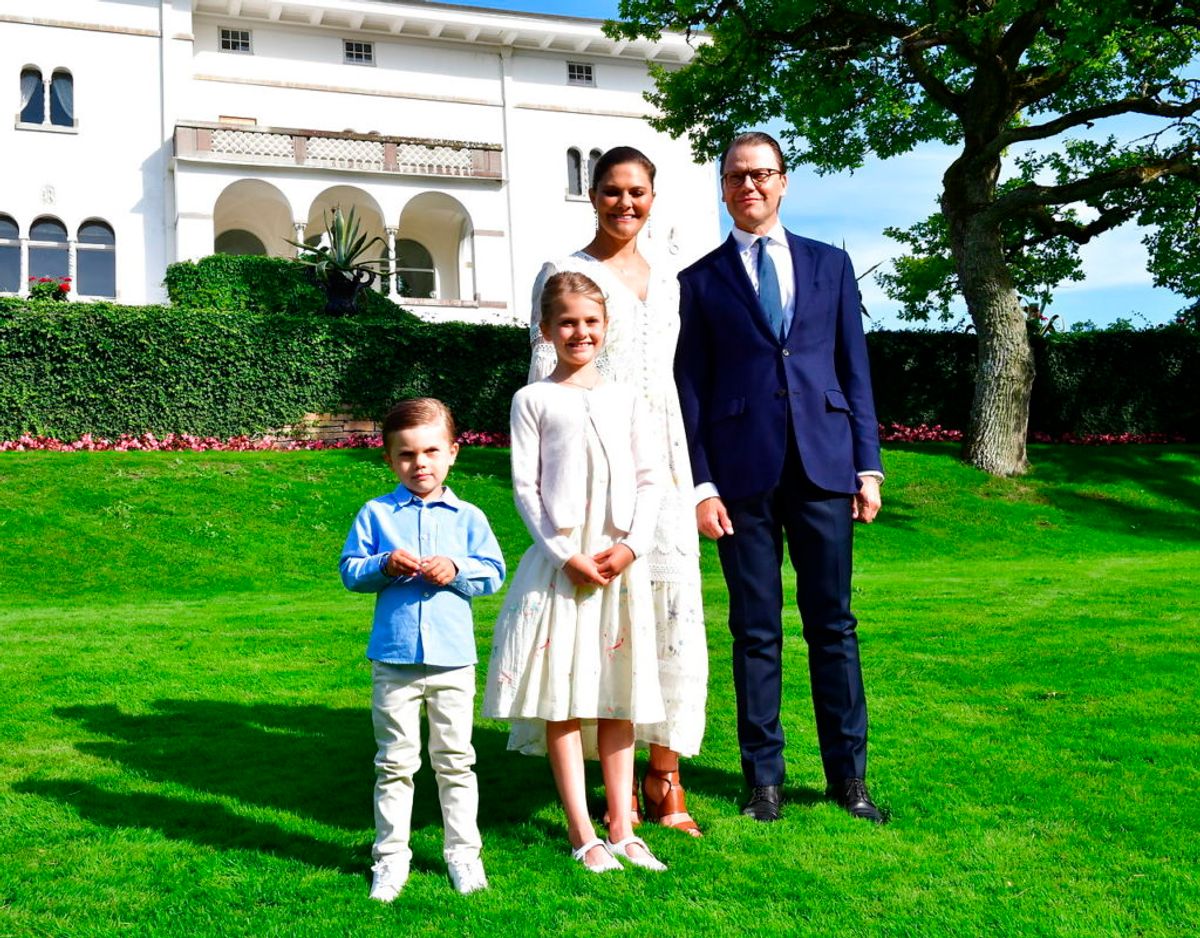 DAgens fødselar med familie foran Solliden. Klik videre i galleriet for flere billeder. Foto: Scanpix/Jonas Ekströmer / TT