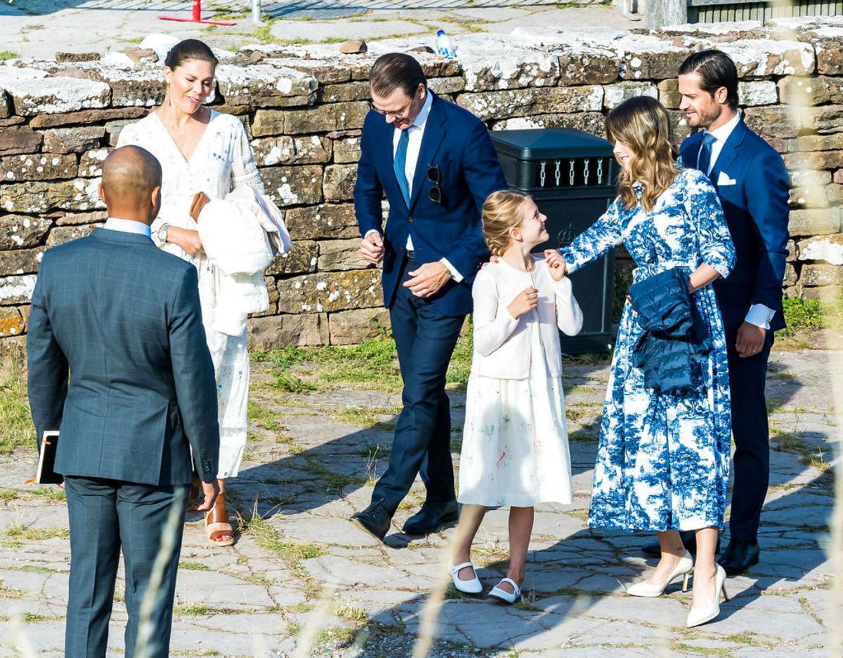 Kronprinsesse-familien ankommer til Borgholms Slot sammen med prins Carl Philip og prinsesse Sofia. Klik videre i galleriet for flere billeder. Foto: Scanpix/SPA/Danapress