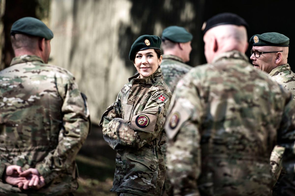 Kongefamilien er også engageret i militæret. Her besøger Kronprinsesse Mary hjemmeværnskommandoen Vordingborg.
Foto: Ida Guldbæk Arentsen / Scanpix 2017