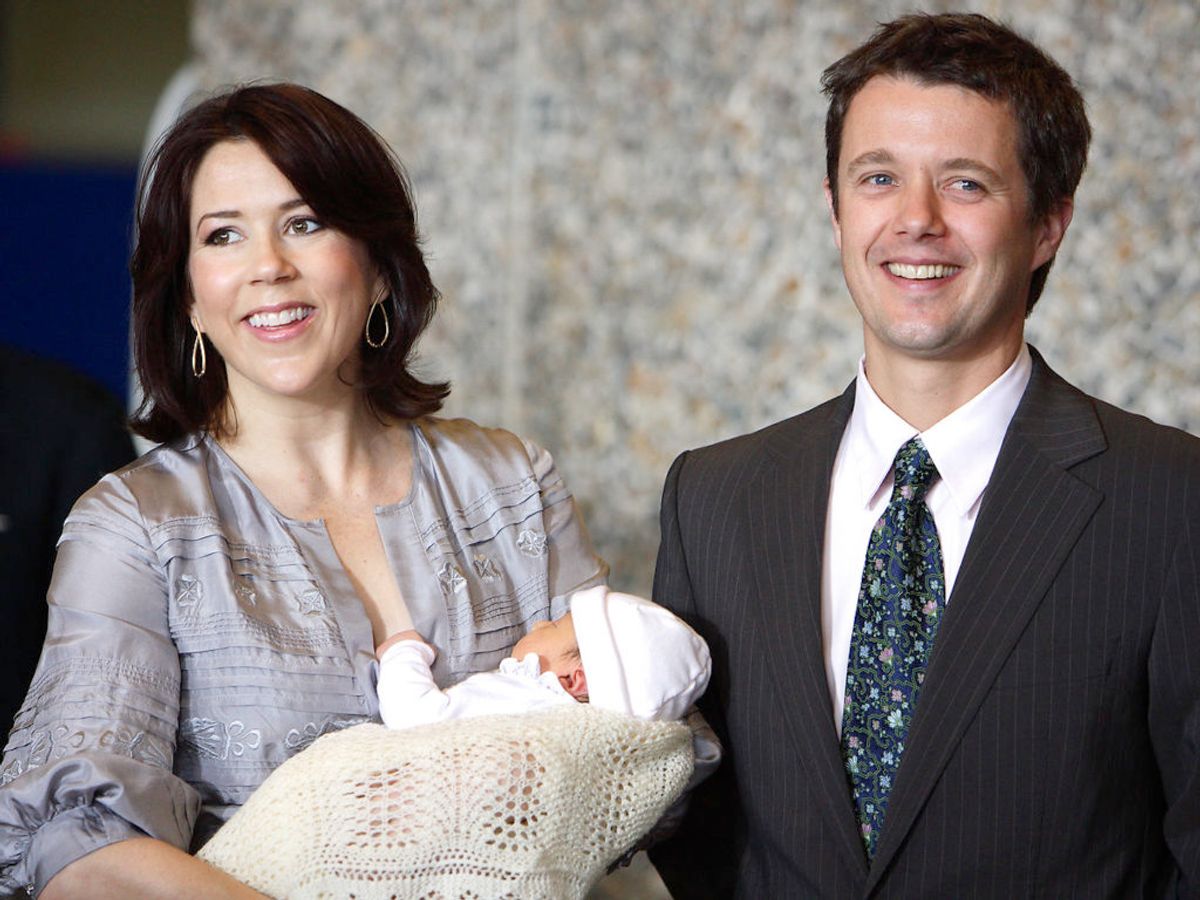 2007: Kronprinsesse Mary og Kronprins Frederik forlader Rigshospitalet med deres lille prinsesse Isabella.
Foto: Claus Bech Andersen / SCANPIX