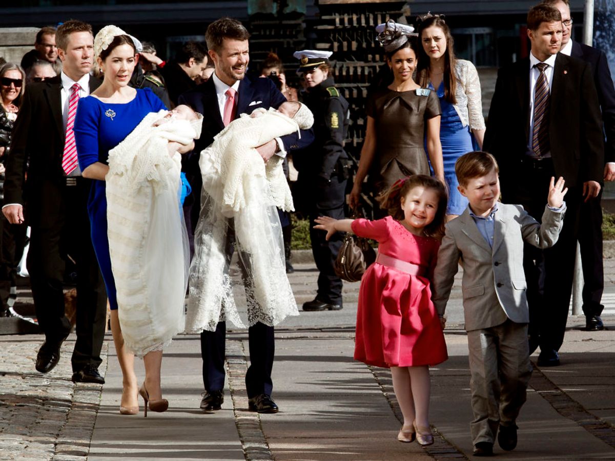 2011: Kongelig dåb af tvillingerne Josephine og Vincent. På billedet ses kronprinsparret Mary og Frederik med tvillingerne mens prins Christian og prinsesse Isabella ser på.
Foto: Linda Kastrup / SCANPIX