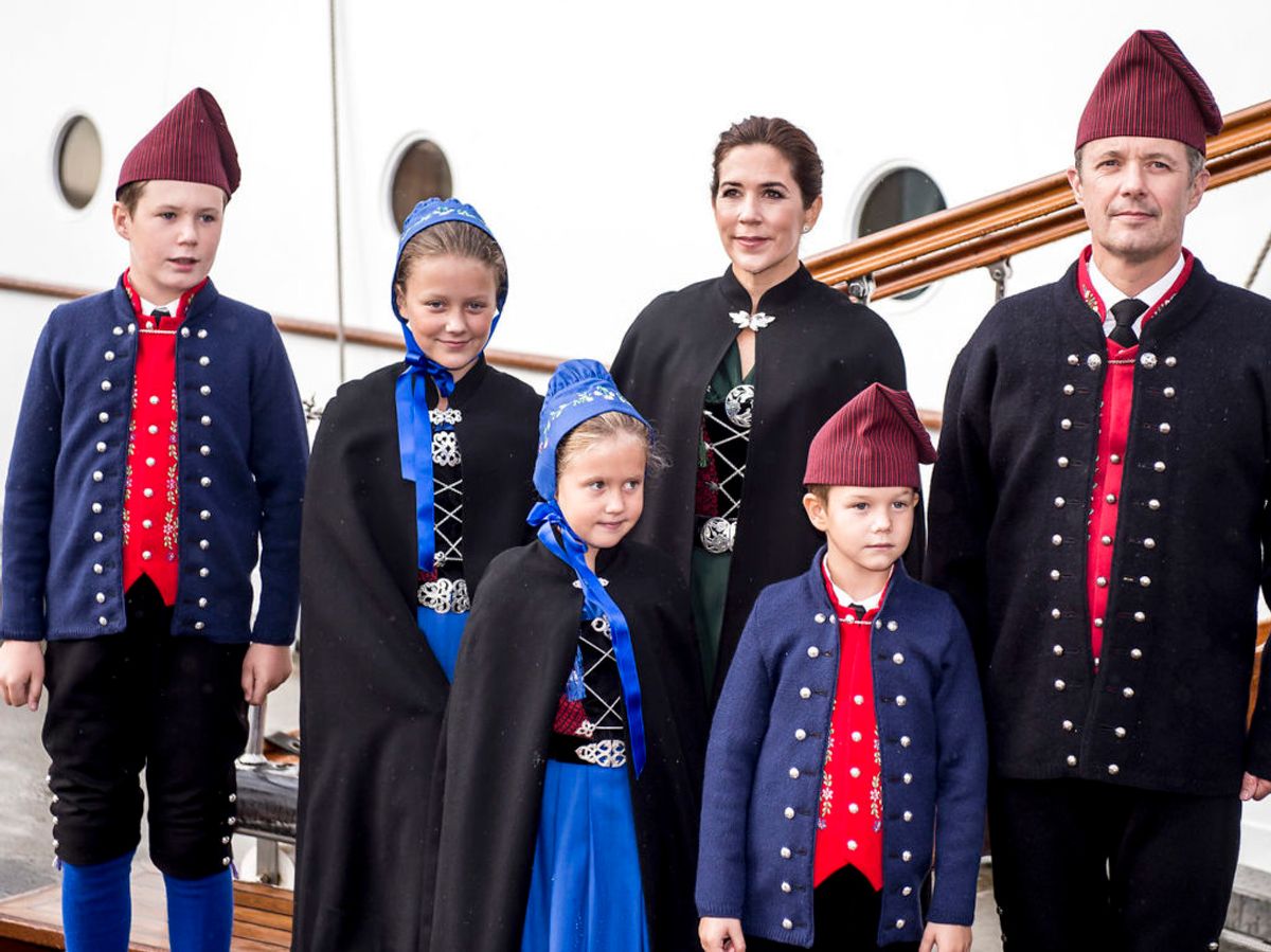 2018: Kronprinsesse Mary, prins Vincent, prins Christian, kronprins Frederik, prinsesse Isabella og prinsesse Josephine ankommer med Dannebrog til Thorshavn i forbindelse med deres officielle besøg på Færøerne.
Foto: Mads Claus Rasmussen / SCANPIX