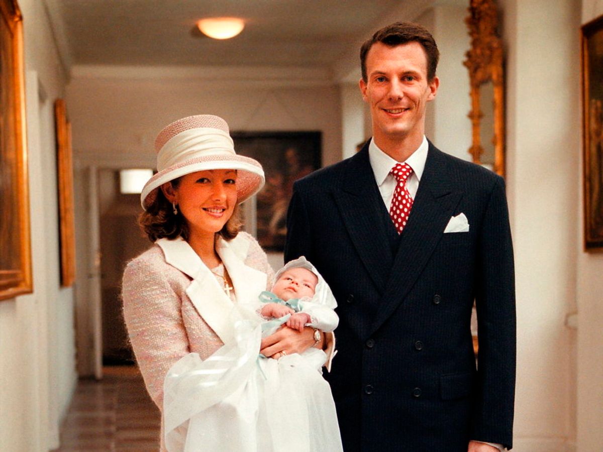 1999: De glade forældre, prins Joachim og daværende prinsesse Alexandra, med nydøbte Nikolai William Alexander Frederik i Fredensborg Slots kapel.