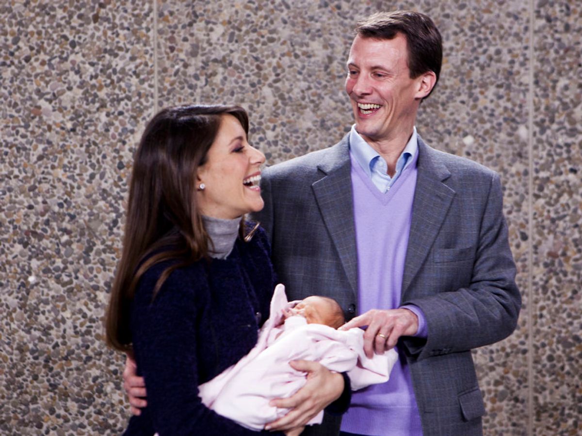 2012: Prinsesse Marie og prins Joachim præsenterer deres nyfødte datter, Athena Marguerite Françoise Marie, på Rigshospitalet i København. Foto: Scanpix.
