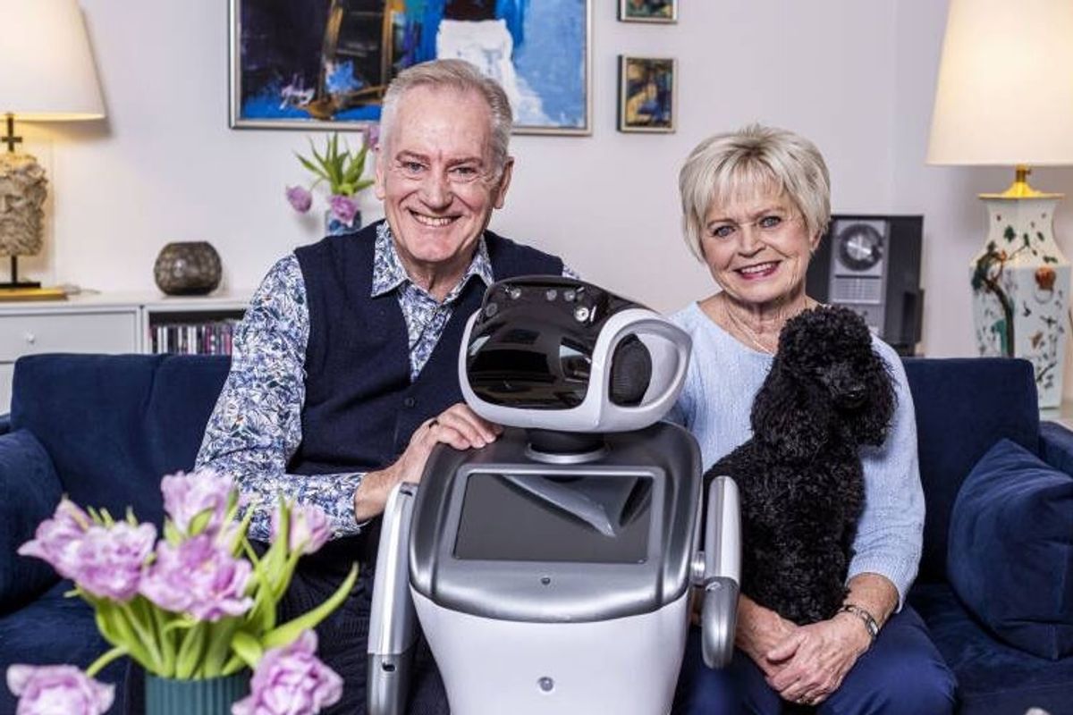 Ægteparret Keld og Hilda Heick bliver værter i en ny DR-serie, der sendes fra lørdag, hvor de skal teste en masse ny teknologi – som robotter, selvkørende biler, toiletter og smarte vaskemaskiner. – Foto: Uffe Weng/Free.