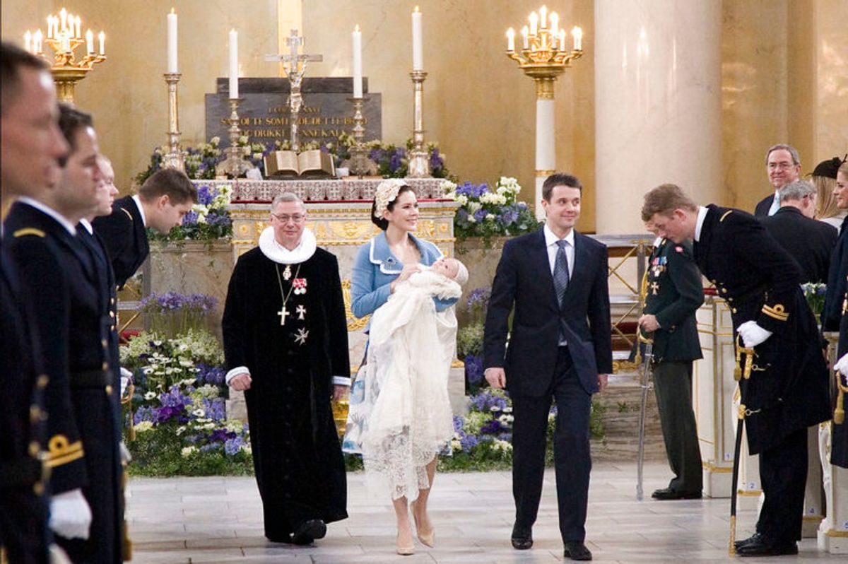 Kronprinsparret forlader Christiansborg Slotskirke med deres nydøbte søn lørdag d. 21. januar 2006. Prinsen fik navnet Christian Valdemar Henri John. Biskop Erik Norman Svendsen følger kronprinsparret og den nydøbte ud af kirken. Foto: Scanpix