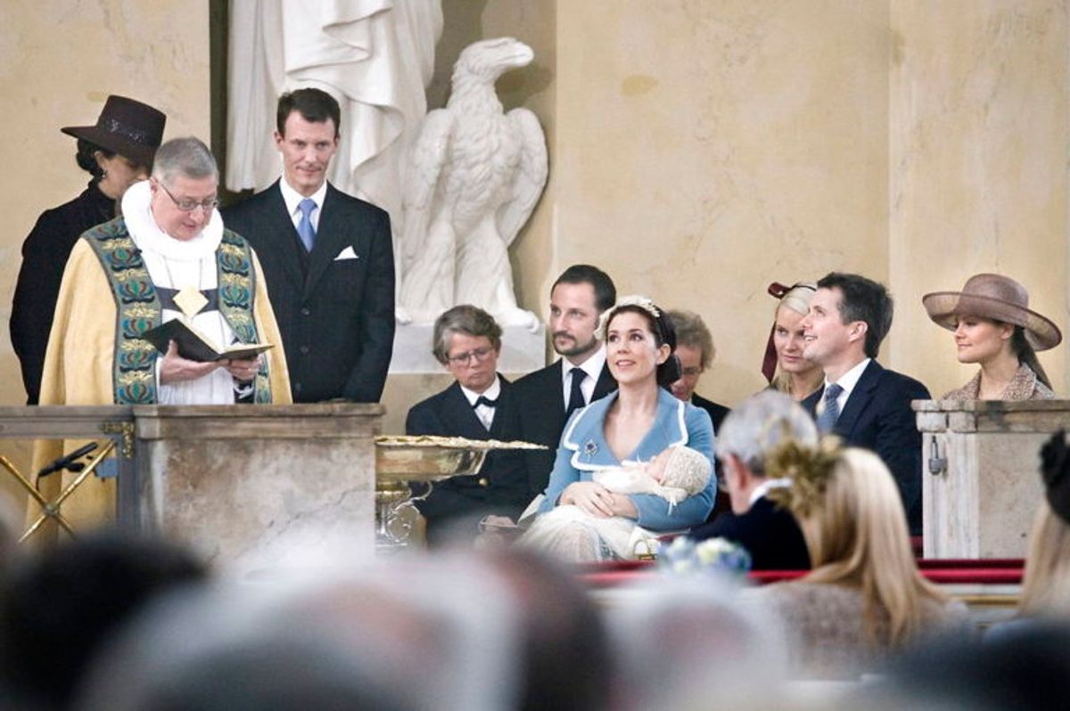Biskop Erik Norman Svendsen taler ved dåben af kronprinsparrets lille søn lørdag d. 21. januar 2006 i Christiansborg Slotskirke. I baggrunden ses nogle af fadderne, fra venstre, Mary’ søster Jane Stephens, prins Joachim, kronprins Haakon og kronprinsesse Mette-Marit af Norge og kronprinsesse Victoria af Sverige. Foto: Scanpix