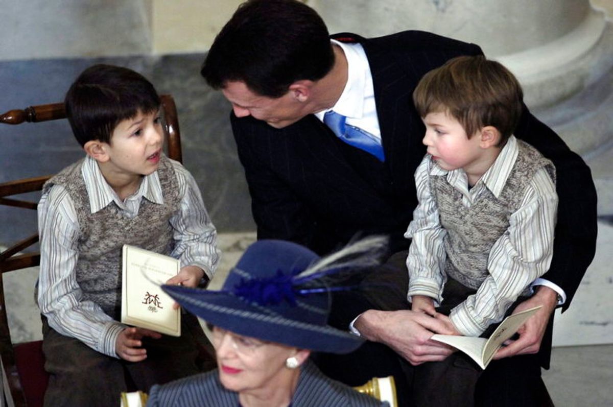 Prins Joachim får en snak med sønnerne prins nikolai (tv) og prins Felix under dåben af deres lille fætter prins Christian lørdag d. 21. janaur 2006 i Christiansborg Slotskirke. Foto: Scanpix