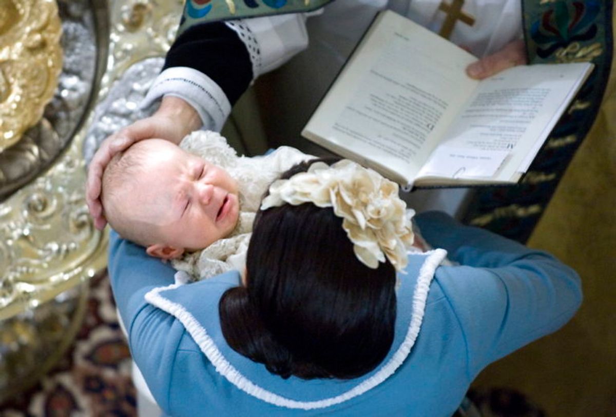 Biskop Erik Norman Svendsen døber kronprinsparrets lille søn Christian Valdemar Henri John lørdag d. 21. januar 2006 i Christiansborg Slotskirke. Foto: Scanpix