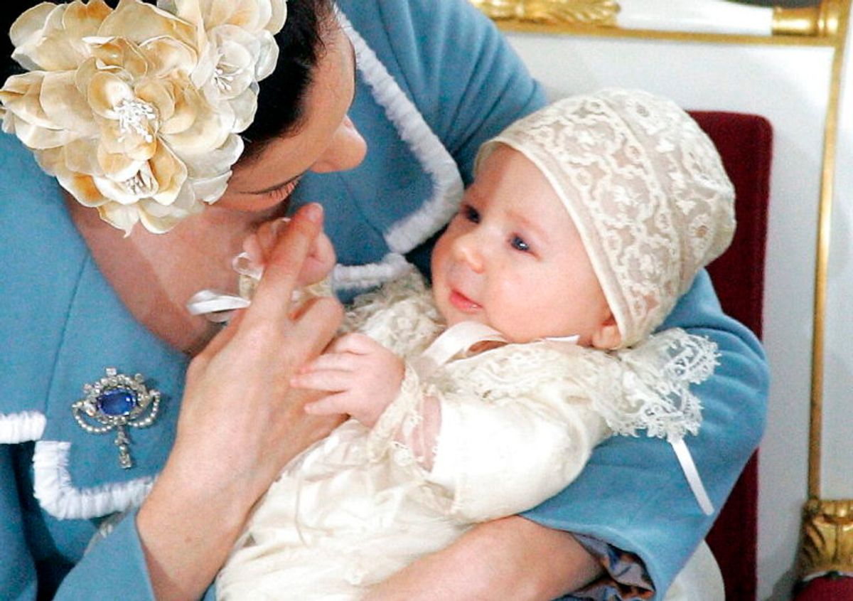 Kronprinsesse Mary under dåben af den lille prins Christian lørdag d. 21. januar 2006 i Christiansborg Slotskirke. Hun får næsten lokket et lille smile fra prinsen. Foto: Scanpix