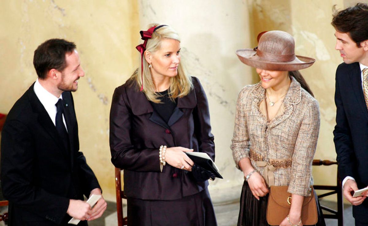 Prins Christian’s dåb i Christiansborg Slotskirke lørdag den 21. januar 2006. Fire af fadderne, fra venstre, kronprins Haakon og kronprinsesse Mette-Marit af Norge, kronprinsesse Victoria af Sverige og kronprins Pavlos af Grækenland. På grund af sneen kunne de norske kongelige ikke flyve fra Norge, og måtte tilbringe hele natten i tog for at nå frem til dåben. Foto: Scanpix