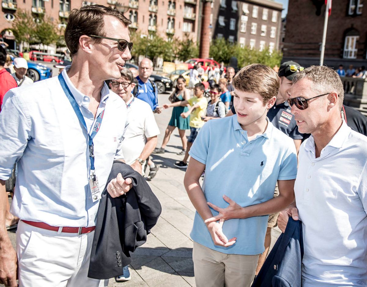 Prins Felix – her i selskab med sin far og racerlegenden Tom Kristensen – må undvære den helt store fest. Foto: Scanpix