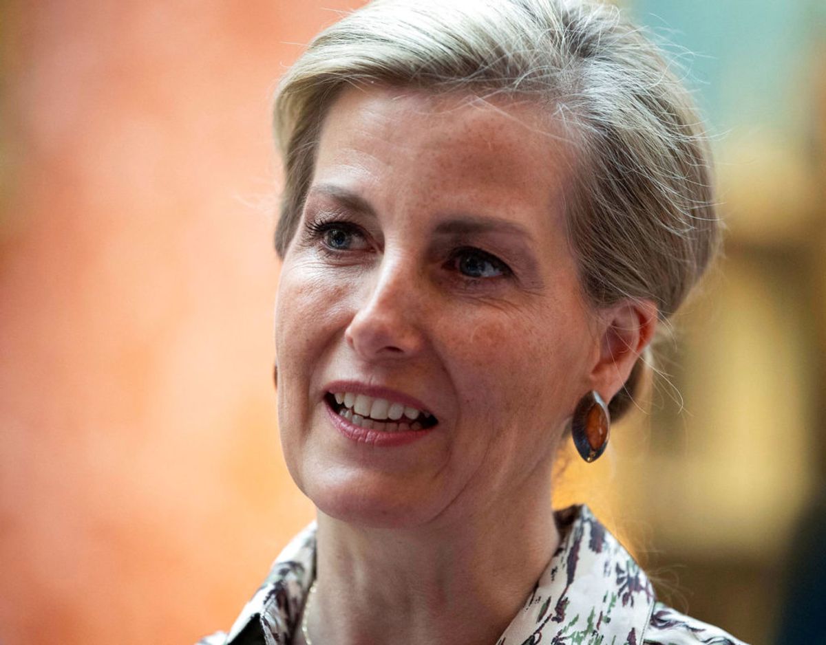 Grevinde Sophie af Wessex har under coronakrisen været en af de flittigste i kongefamilien til at bakke op om frivilligheden i kampen mod Covid-19 smitten. Klik videre for flere billeder. Foto: Victoria Jones/Pool via REUTERS