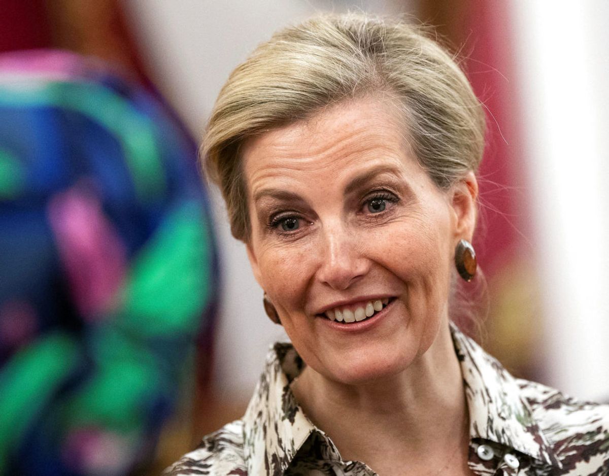 Grevinde Sophie er ‘æres-president’ hos St John Ambulance, hvor hun tirsdag den 23. gav en hånd med ved pakning af sikkerhedsudstyr til organisationens frivillige i frontlinjen. Foto: Scanpix/Victoria Jones/Pool via REUTERS