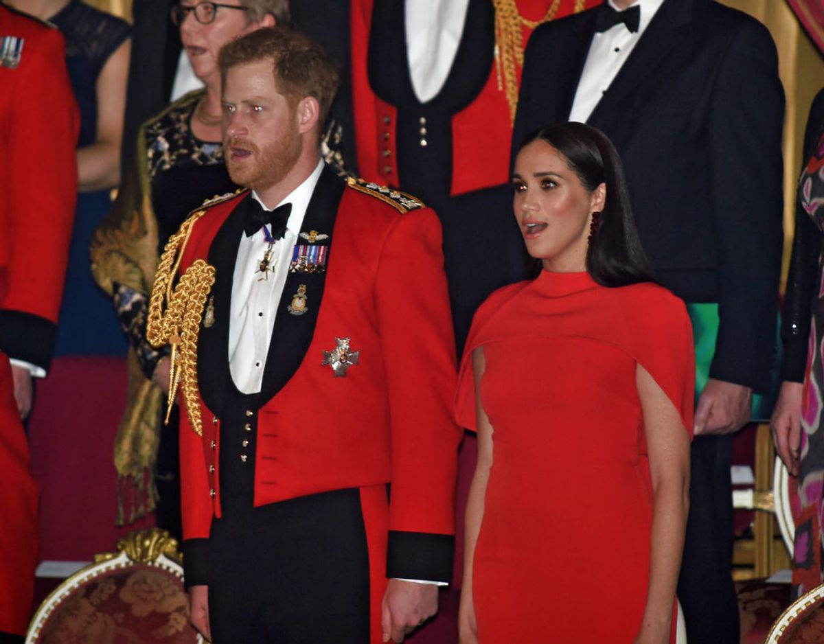 Harry og Meghan fratrådte som fremtrædende medlemmer af den britiske kongefamilie med udgangen af marts måned. Dermed frasagde de sig også retten til at benytte deres royale titler i privat regi. Foto: Scanpix/Eddie Mulholland/Pool via REUTERS