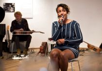 Fire hitsangerinder vender tilbage til Toppen af poppen