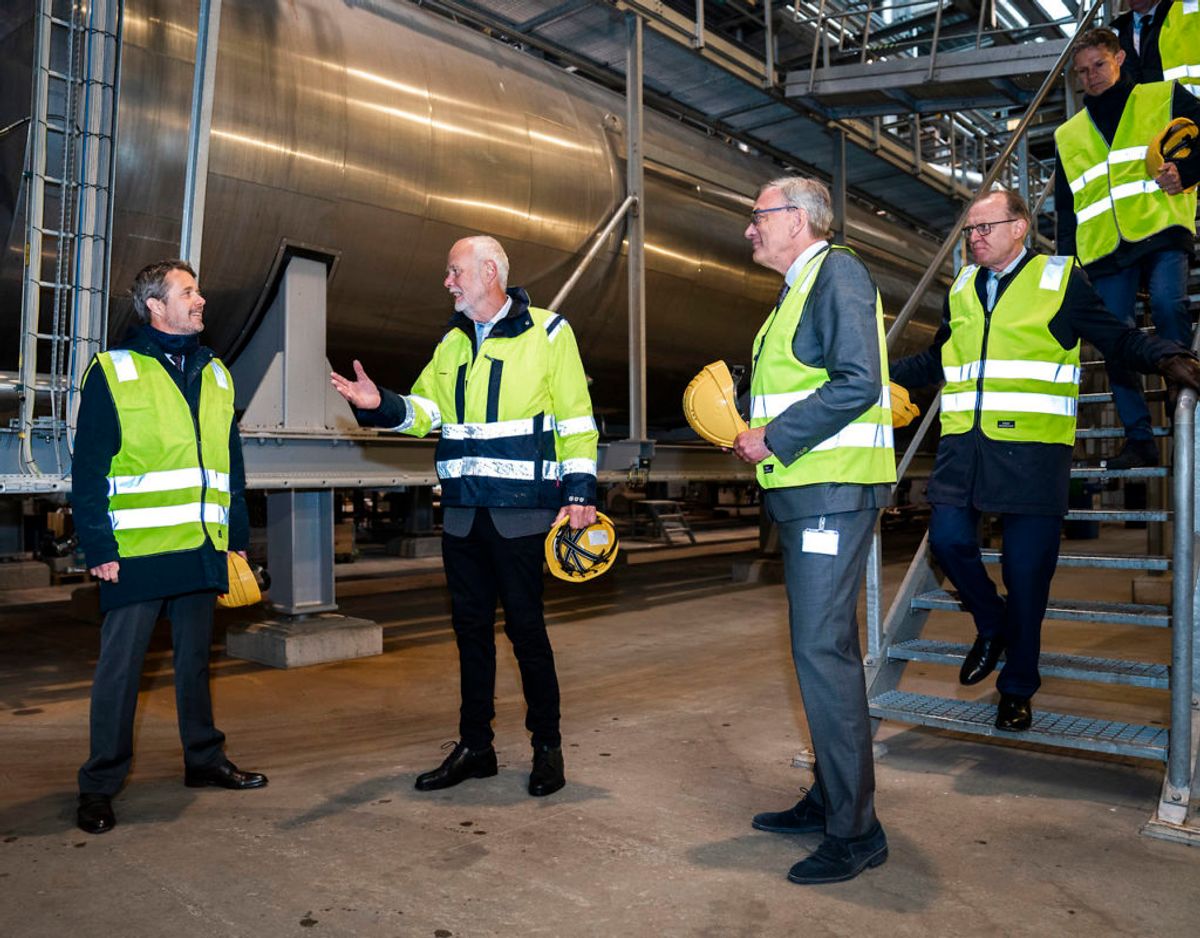 Selv om kalenderen er mindre fyldt, har de royale medlemmer været på officielle visitter. I maj besøgte kronprinsen RE Energy, der laver hospitalssprit. Foto: Martin Sylvest/Ritzau Scanpix 2020