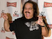 Kendt pornostjerne i kamp for et træ