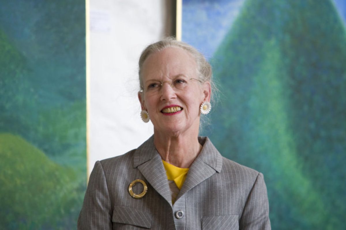 Dronning Margrethe ses her foran to af sine malerier ved en udstilling på Vitskøl Kloster ved Løgstør. (Arkivfoto) Foto: Henning Bagger/Scanpix