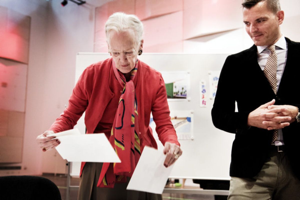 Dronning Margrethe satte det gamle eventyr “Askepot” op på Pantomimeteatret i Tivoli i 2016 i samarbejde med sangerinden Oh Land og koreografen Yuri Possokhov under ledelse af balletchef Peter Bo Bendixen (til højre). I den forbindelse fik pressen mulighed for at se dronningens skitser af kostumerne til forestillingen. (Arkivfoto) Foto: Linda Kastrup/Scanpix
