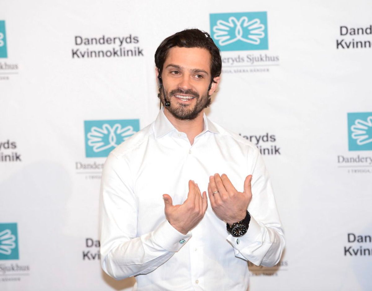 Da svenske prins Carl Philip onsdag mødtes med repræsentanter fra restaurationsbranchen i Stokholm benyttede han ‘Wuhan-metoden’ til at hilse på de øvrige mødedeltagere. Klik videre for at se, hvordan det foregik. Foto: Scanpix/News Agency/Henrik Montgomery/via REUTERS