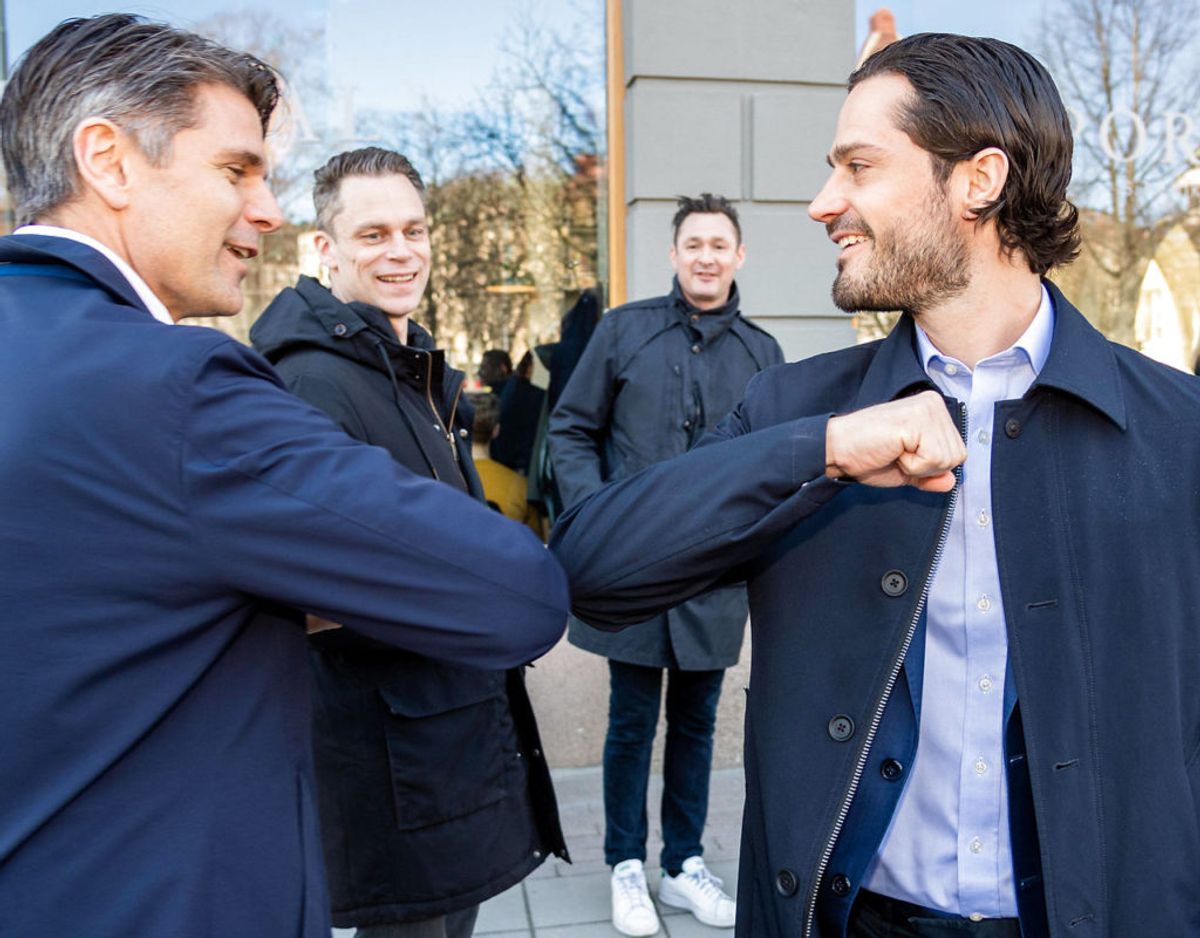 Albue mod albue. Prins Carl Philip, til højre, hilser på en af de øvrige mødedeltagere. Klik videre for flere billeder. Foto: Scanpix/