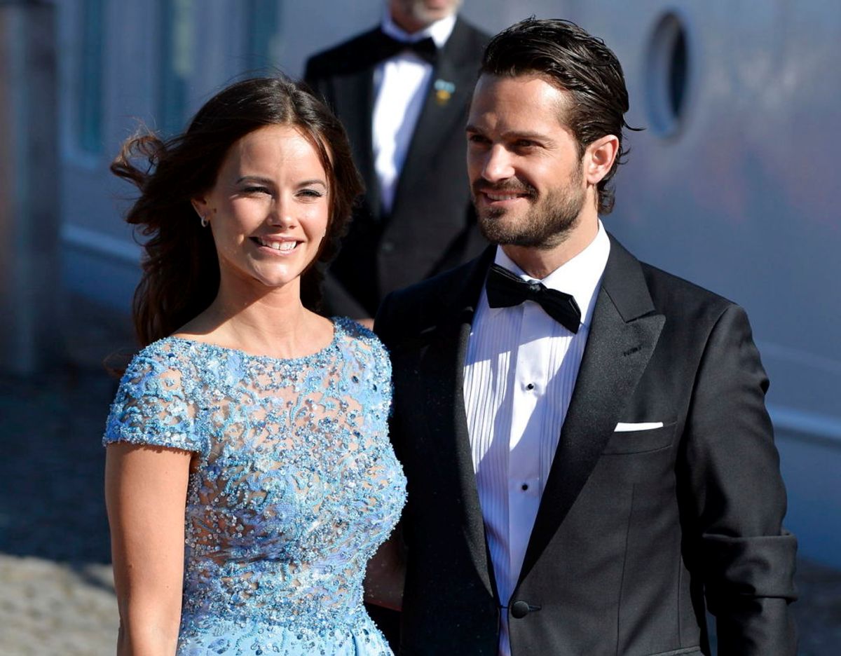 Fredag den 27. marts troppede prins Carl Philip og prinsesse Sofia op ved en fødevarebutik i Stockholm for at hils på ældre, der skulle handle. Klik videre for flere billeder. Foto: Scanpix/ REUTERS/Anders Wiklund/TT News Agency