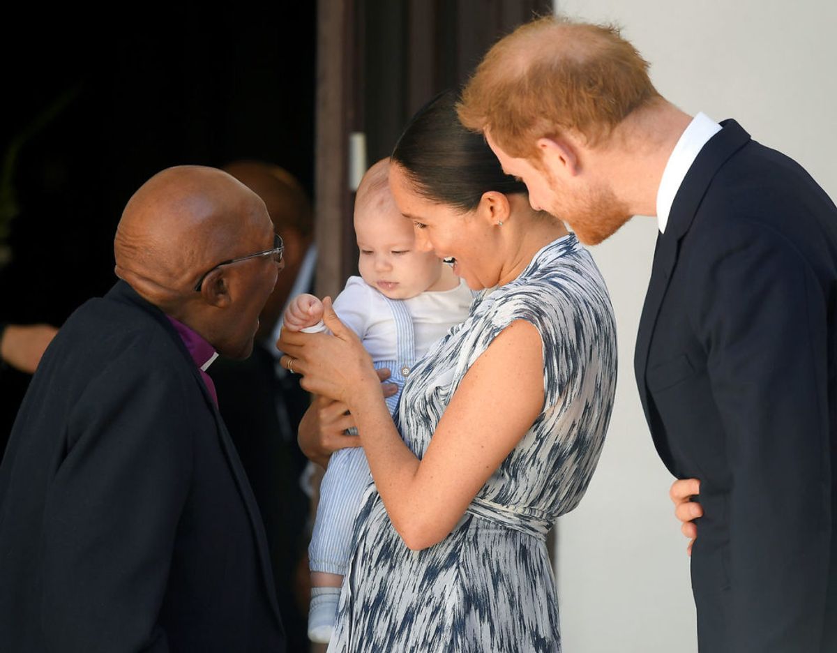 Kun ganske få har fået lov at møde Archie. En af dem er ærkebiskop Tuto, der havde fornøjelsen, da Harry og Meghan besøgte Sydafrika i september 2019. Klik videre for flere minder. Foto: Scanpix/REUTERS/Toby Melville/Pool