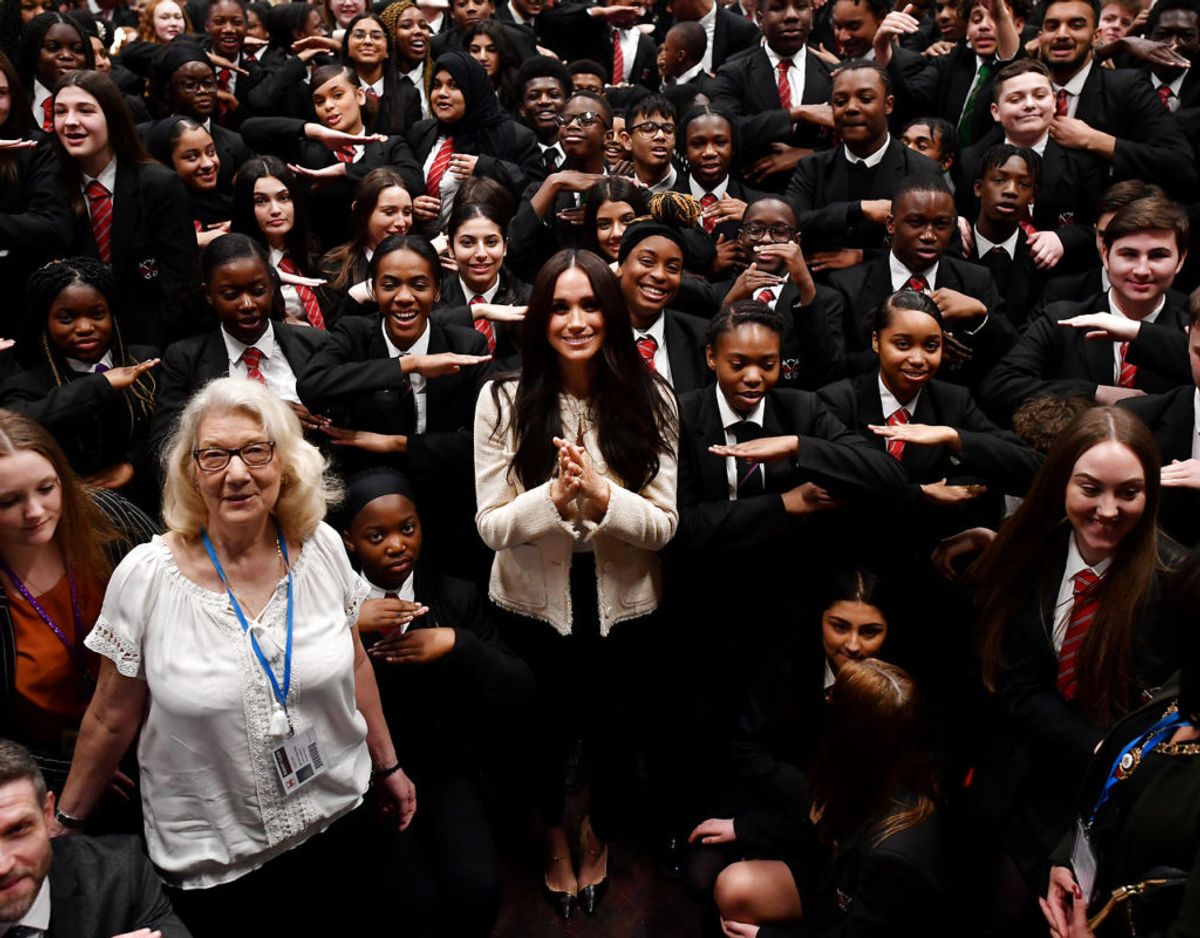 Meghan fejrede kvindernes internationale kampdag med eleverne på Robert Clack School i Dagenham. Foto: Ben Stansall/Pool via REUTERS