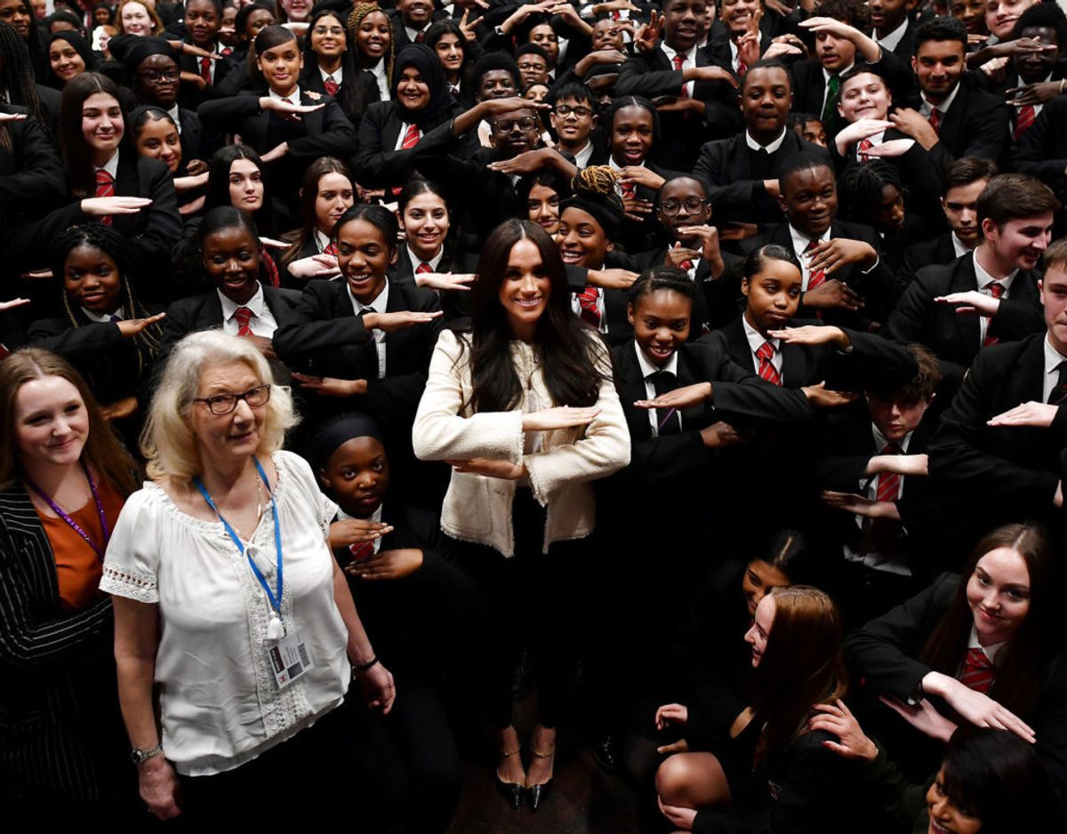Meghan fejrede kvindernes internationale kampdag med eleverne på Robert Clack School i Dagenham. KLIK VIDERE OG SE FLERE BILLEDER. Foto: Ben Stansall/Pool via REUTERS