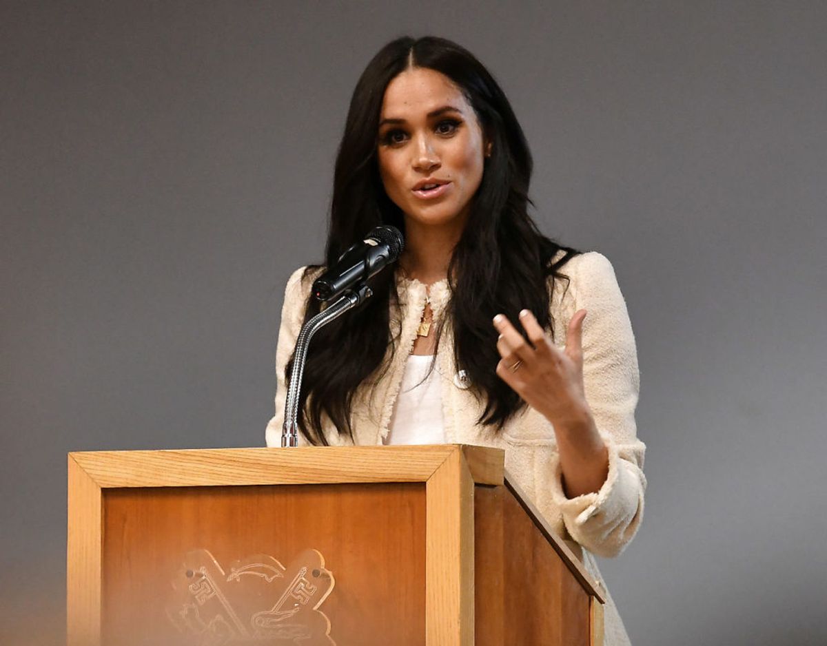 Meghan fejrede kvindernes internationale kampdag med eleverne på Robert Clack School i Dagenham. Foto: Ben Stansall/Pool via REUTERS