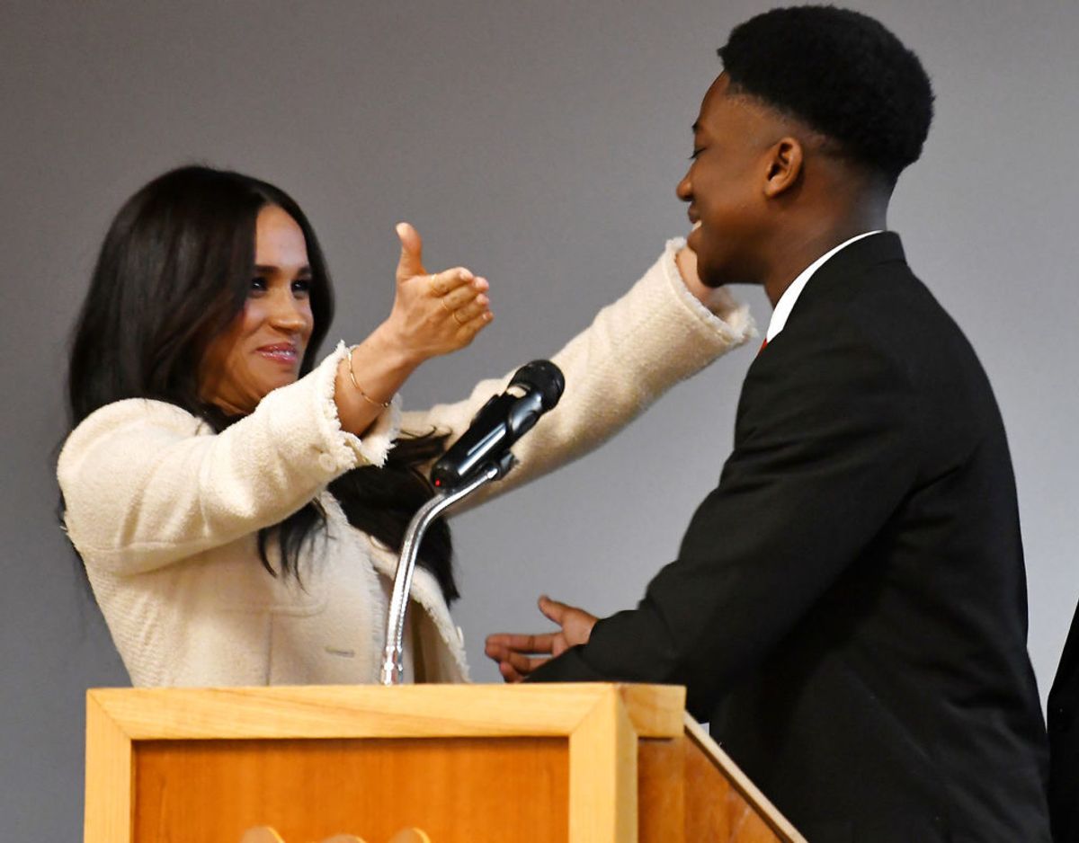 Meghan fejrede kvindernes internationale kampdag med eleverne på Robert Clack School i Dagenham. Foto: Ben Stansall/Pool via REUTERS