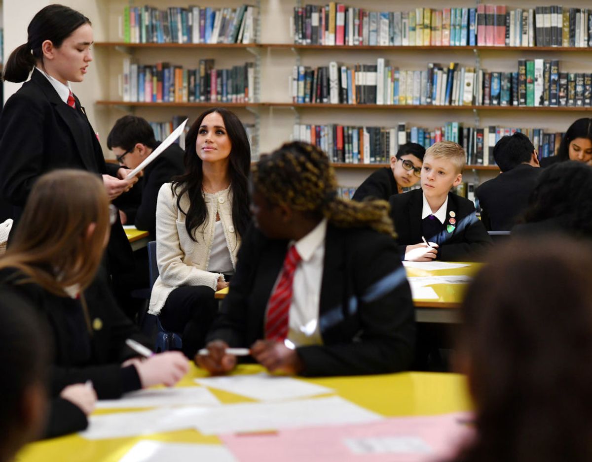 Meghan fejrede kvindernes internationale kampdag med eleverne på Robert Clack School i Dagenham. Foto: Ben Stansall/Pool via REUTERS
