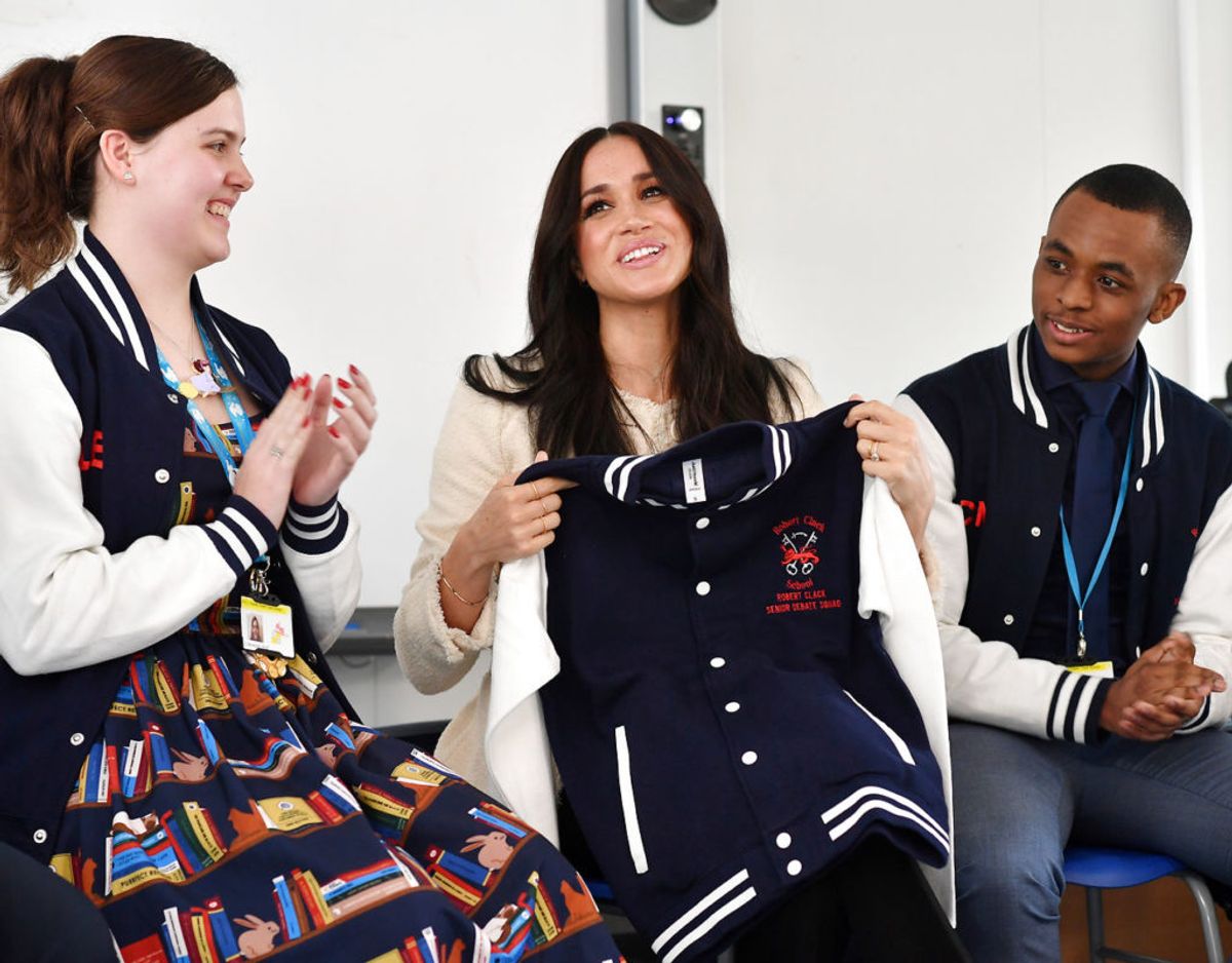 Meghan fejrede kvindernes internationale kampdag med eleverne på Robert Clack School i Dagenham. Foto: Ben Stansall/Pool via REUTERS