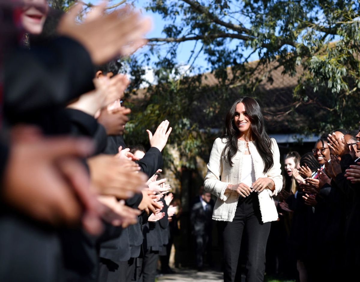 Meghan fejrede kvindernes internationale kampdag med eleverne på Robert Clack School i Dagenham. Foto: Ben Stansall/Pool via REUTERS