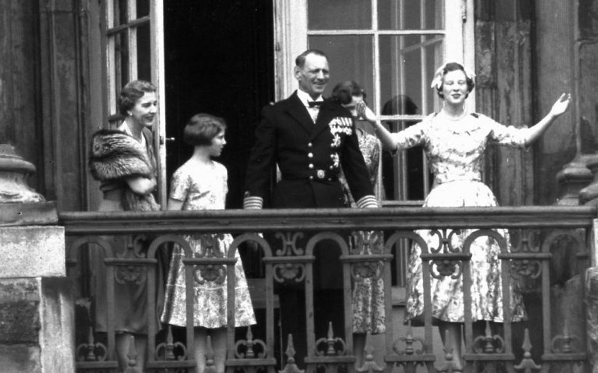 Tronfølger Margrethe hyldes på sin 18 års fødselsdag på balkonen på Amalienborg Slot. Her sammen med dronning Ingrid, prinsesse Anne-Marie, prinsesse Benedikte (bagved) og kong Frederik IX. Arkivfoto: Scanpix.