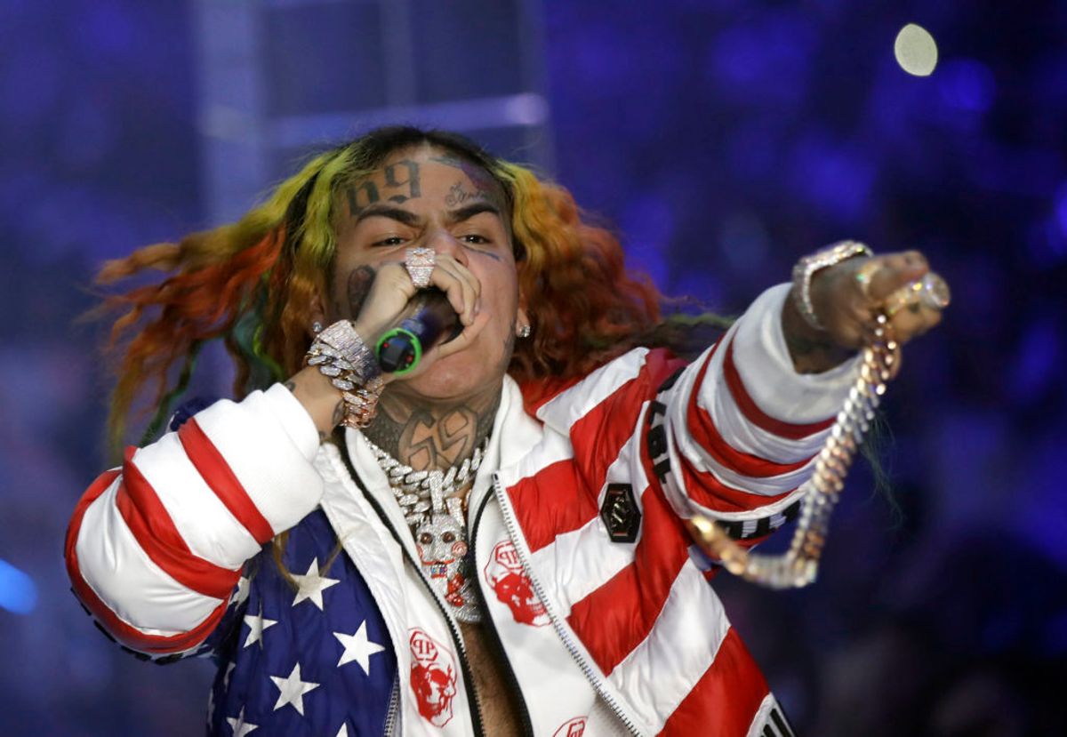 Rapper Daniel Hernandez, kendt som Tekashi 6ix9ine, finder vi syvendepladsen: Seksuelt misbrug af barn, handlet med stoffer, væbnet røveri og overfald er et par af de ting, han har været anholdt for. I alt 10. Foto: Luca Bruno/Scanpix.