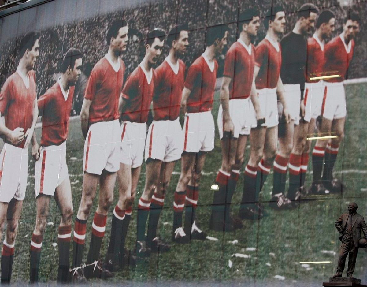 6. februar 1958: Et fly med medlemmer af Manchester Uniteds engelske mesterhold, de såkaldte “Busby Babes”, forulykker i Tyskland, da holdet er på vej retur fra en Europa Cup-kamp i Beograd.
Otte spillere og tre medlemmer af trænerstaben dør som følge af ulykken. I alt omkommer 23 af de 44 ombordværende. Foto: Scanpix