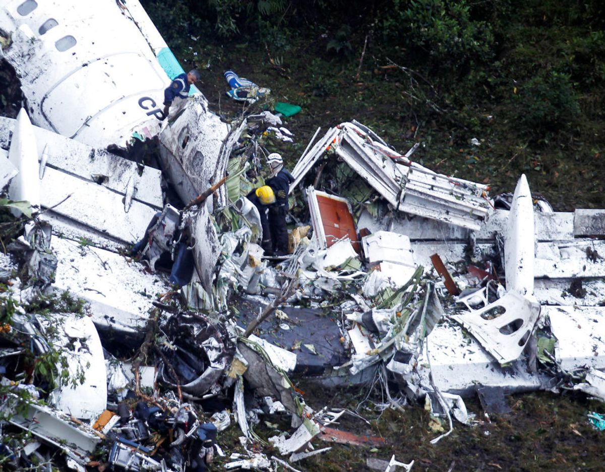 29. november 2016: 19 af 24 spillere fra den brasilianske fodboldklub Chapecoense dør under et flystyrt. Det sker, da holdet er på vej til en kamp i Colombia.
Chapecoense var på vej til byen Medellin for at spille den første af to finalekampe i turneringen Copa Sudamericana – Sydamerikas pendant til Europa League.
Holdet flyver med et charterfly fra Bolivia, men når aldrig frem, da flyet styrter ned. I alt 71 af de 77 personer, der er om bord på flyet, omkommer. Foto: Scanpix