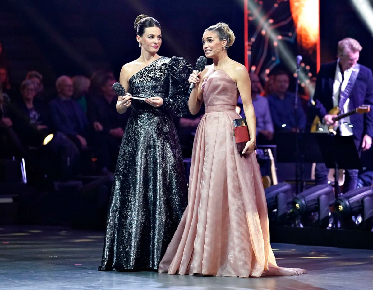 Vild med dans værterne Sarah Grünewald og Christiane Schaumburg-Müller (til højre) ses her ved finalen i “Vild med dans” i Forum Horsens, fredag den 28. november 2019. Klik videre for flere billeder. (Foto: Henning Bagger/Ritzau Scanpix)