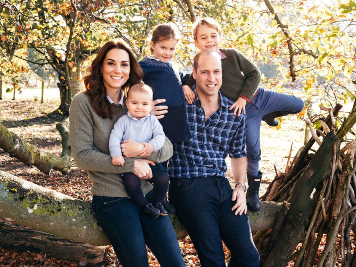 Femårige prins George af Storbritannien titter her frem foran sin far, prins William – som han en dag skal overtage tronen fra. (Foto: Scanpix)