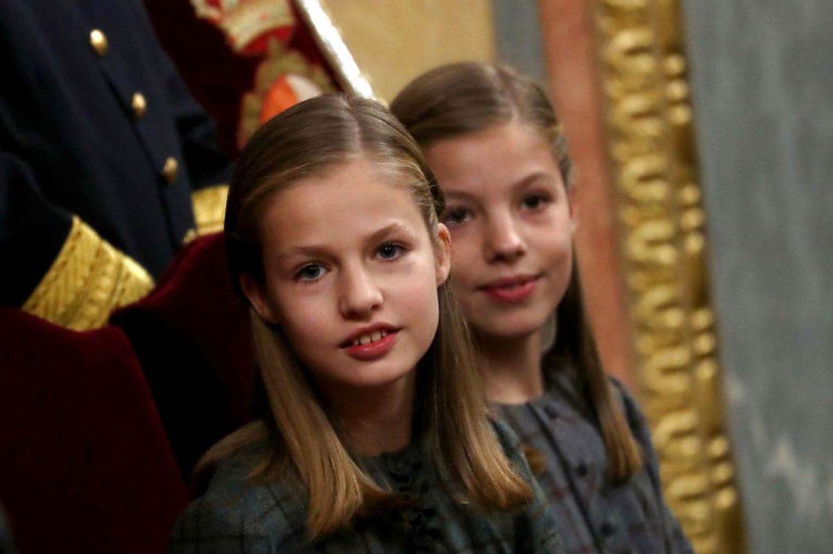 Kronprinsesse Leonor af Spanien (tv.) er i dag 13 år gammel. Hun skal arve tronen fra sin far, kong Felipe. (Foto: Scanpix)