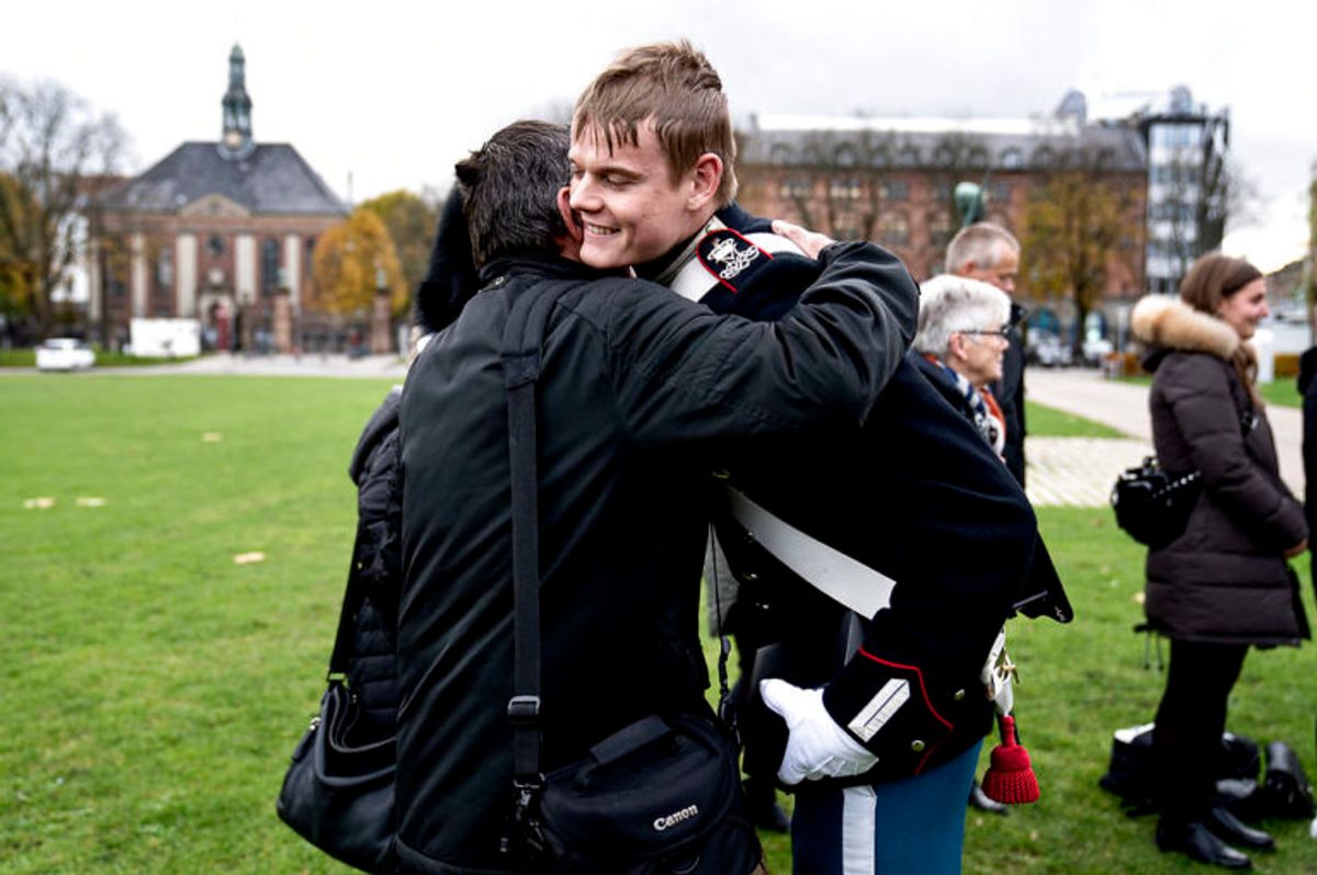 Garder Andreas Bang Nielsen fra Aalborg krammer sin familie efter at have modtaget “Dronningens Ur” af Hendes Majestæt Dronningen på Livgardens Kaserne i København, onsdag den 13. november 2019. (Foto: Ida Guldbæk Arentsen/Scanpix 2019)